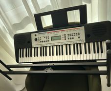 Yamaha YPT - 260 Piano Keyboards + Legs