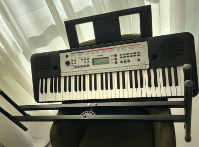 Yamaha YPT - 260 Piano Keyboards + Legs