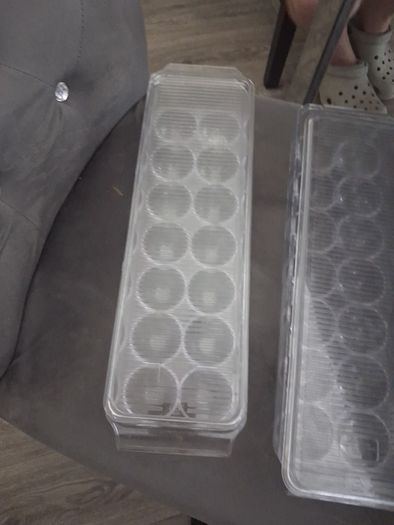 2 stroage egg holders