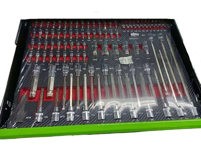 12 Drawer Tool Chest On Strong Castor Wheels & With Tools