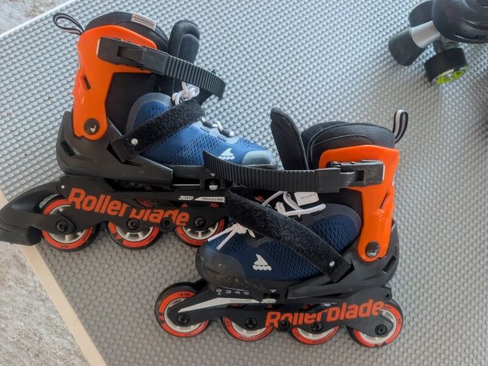 rollerblades/rollerskates