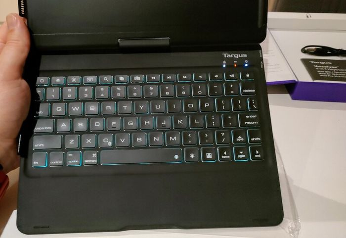 Targus Versatype 4-in-1 Keyboard Case for iPad 8th/7th gen 10.2 inch also fits iPad Air 10.5 inch and iPad Pro 10.5 inch - Used, in very good condition.