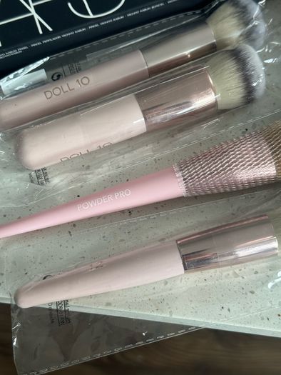 Face makeup brushes