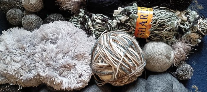 Knitting Yarn  ( Greys  / Blacks )