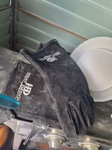 Welding gloves