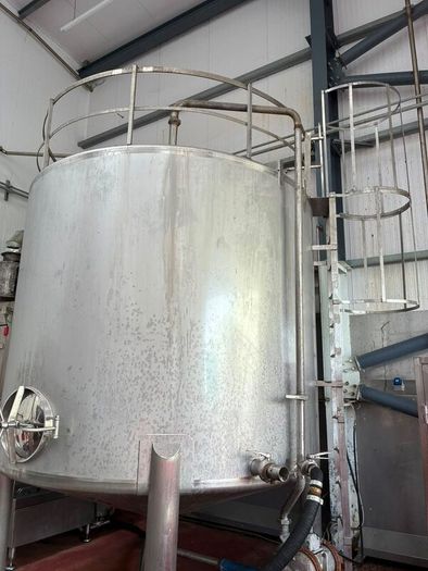Stainless steel tank with paddle mixer