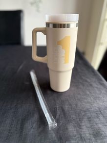 Brand new quencher tumbler flask with reusable straw