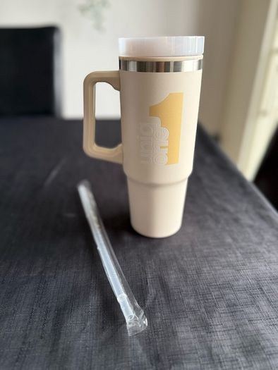 Brand new quencher tumbler flask with reusable straw
