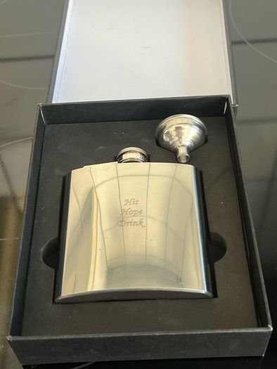 Hip flask with funnel