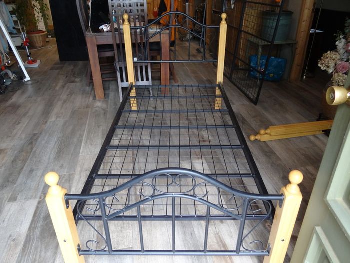 Single bed frame