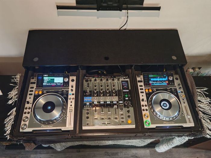 Pioneer CDJ-2000 Nexus Limited + DJM-900 Nexus Limited + Gorilla Flight Case