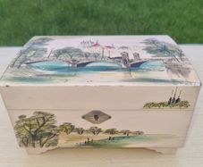Antique Japanese music box with jewelry box from the 1960s.