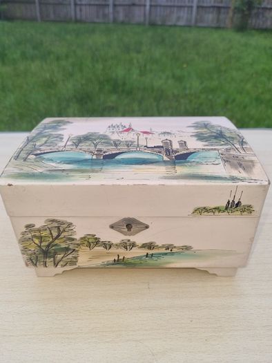 Antique Japanese music box with jewelry box from the 1960s.