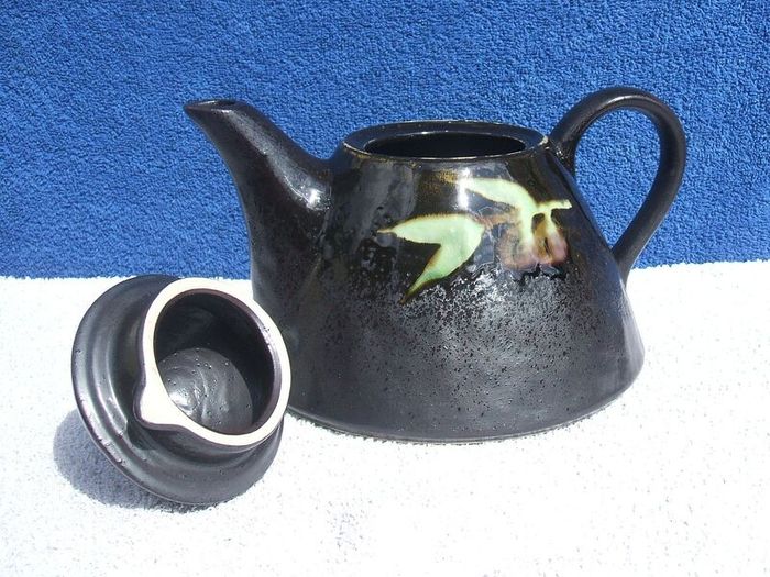 CARRIG DONN TEAPOT SET (plum design) - a set of four cups, saucers & large teapot (excellent unused condition)