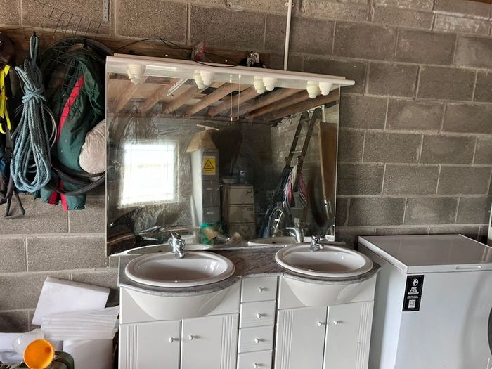 Double vanity unit