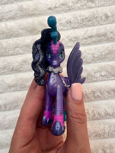 Spin Master Hatchimals Pixies Riders Black Glitter Lily and Seastallion Glider only approx. 9 cm. Used please see photos