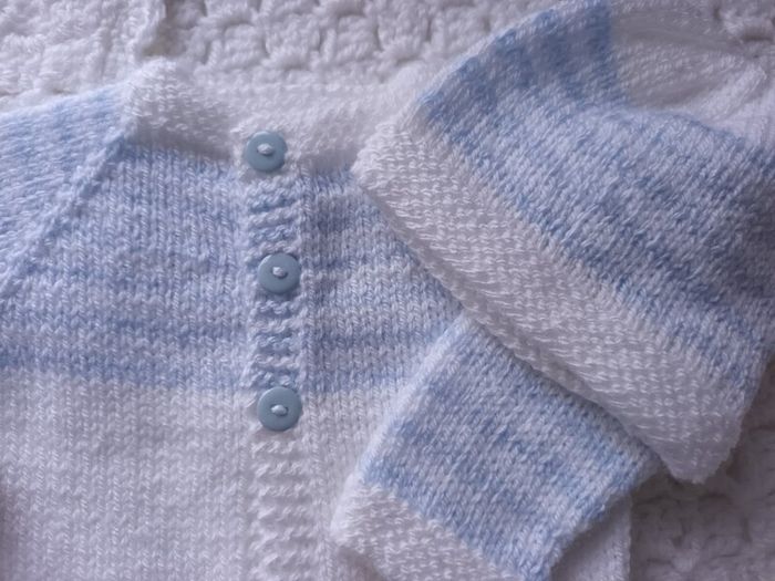 Hand Knit : Premature Baby Cardigan, Hat & Bootie Set: 5-7lbs