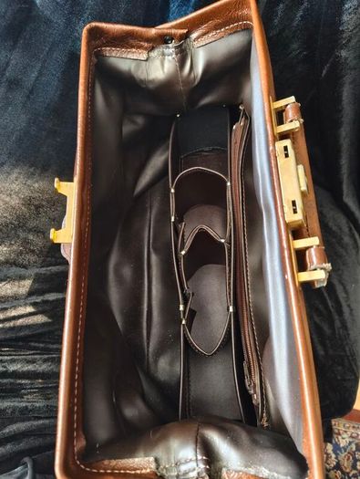 De  Boissy vintage leather Gladstone doctor bag