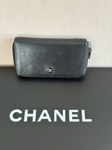 chanel Size Small zip caviar wallet current retail 990 Euro