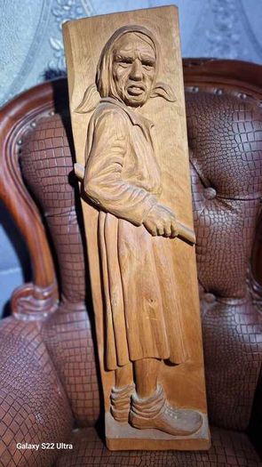 Sculptures, portraits made of wood.