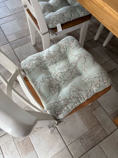 table & chairs
