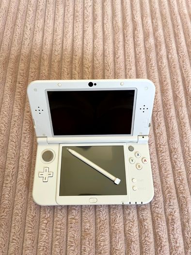 Boxed New Nintendo 3DS XL White with stylus