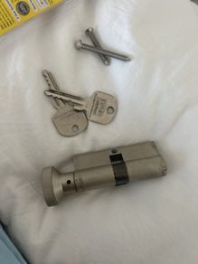 Door lock and keys