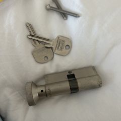 Door lock and keys