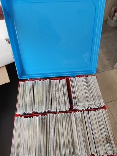 850 Match Attax cards and carry box