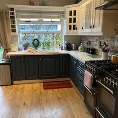 18 kitchen presses , worktop, white sink.
