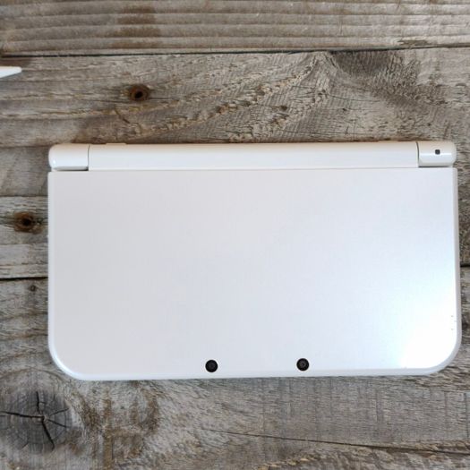 New Nintendo 3ds xl pearl white 64gb sd card hshop 1000s free games