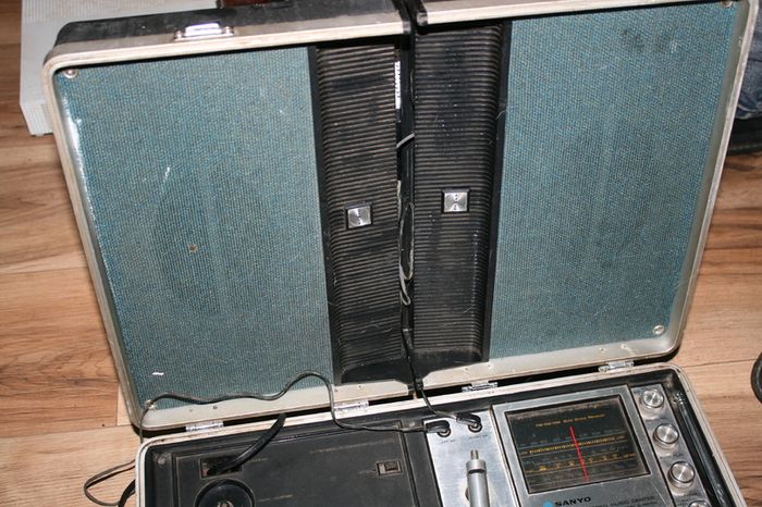Vintage Sanyo Portable Briefcase Stereo Music Centre MODEL G - 2615N (in working order)