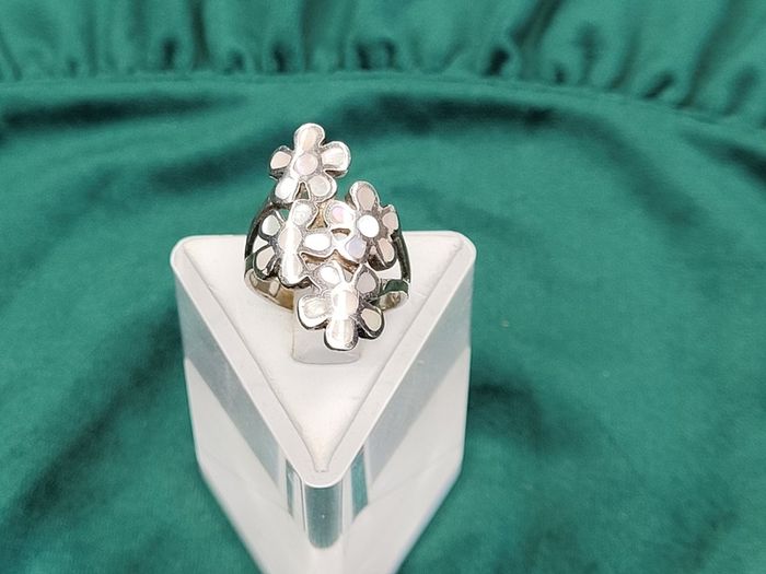 Beautiful Sterling Silver 925 Mother of Pearl Floral Ring