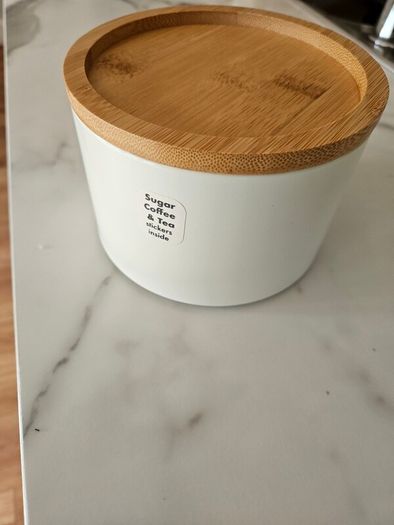 Brand new containers for storage with wooden lid. One size. 10 numbers