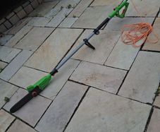 Electric hedge trimmer /pruner