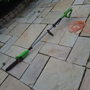 Electric hedge trimmer /pruner