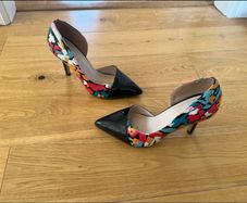 Patent heels with flower print