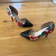 Patent heels with flower print