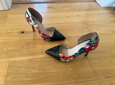Patent heels with flower print