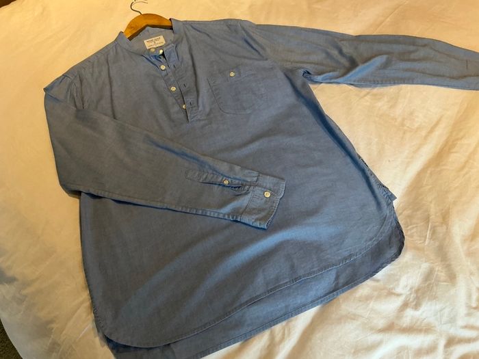 Men shirt Urban Outfitters Shore Leave light blue mandarin collar collarless shirt L