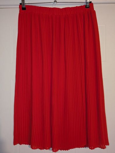 beautiful red pleated midi skirt f om Vero Moda