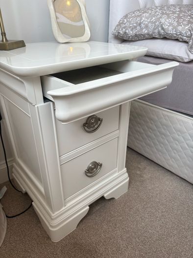 2 bedside lockers