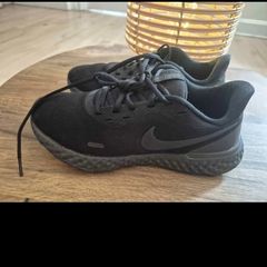 unisex black nike trainers
