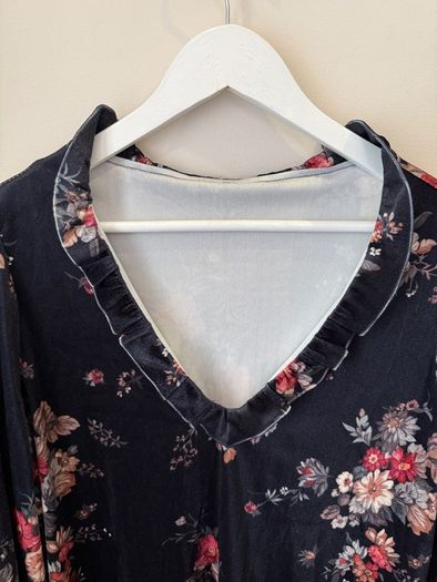 Beautiful Floral Navy V Neck Velveteen Top Size S!