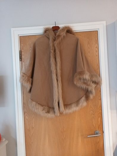 Boohoo  Camel Faux Fur Cape, Sleeves  With Hood   S. 14-16.