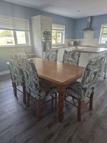 dinning table and 6 chairs