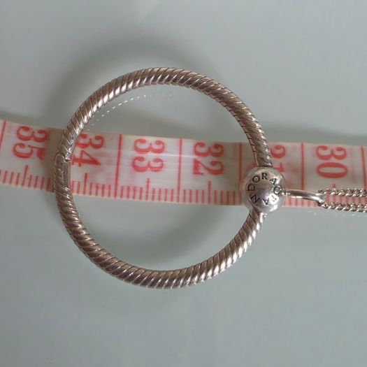 Pandora large O pendant necklace size ajustable. Very good condition