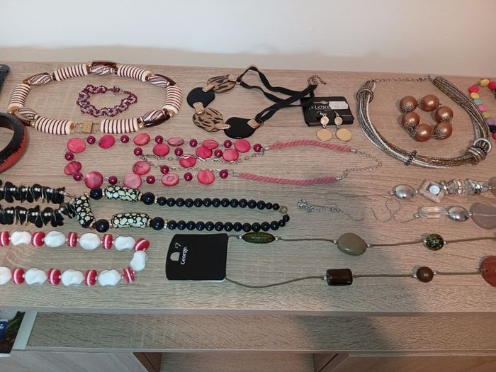 Collection of costume Jewellery bracelets necklace all sorts no broken pieces various brands