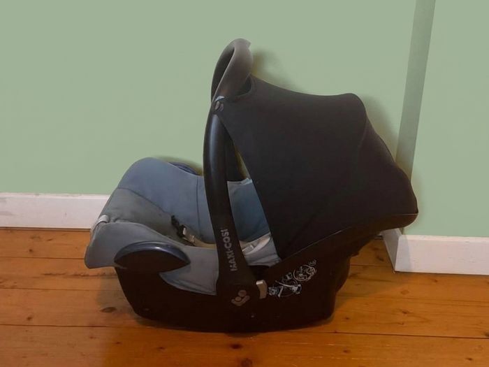 Maxi Cosi Baby Car Seat & ISOFIX Base Bundle