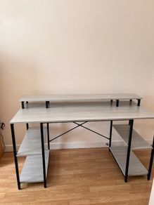 Desk in mint condition, sturdy and well designed